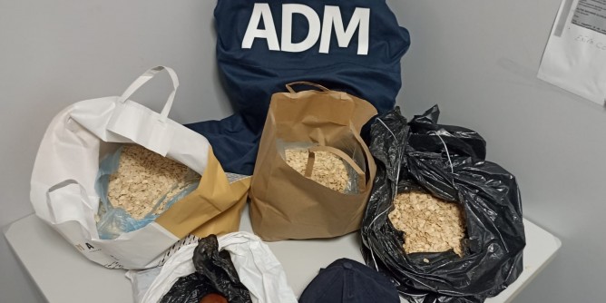 Semi e frutta sequestrati in aeroporto