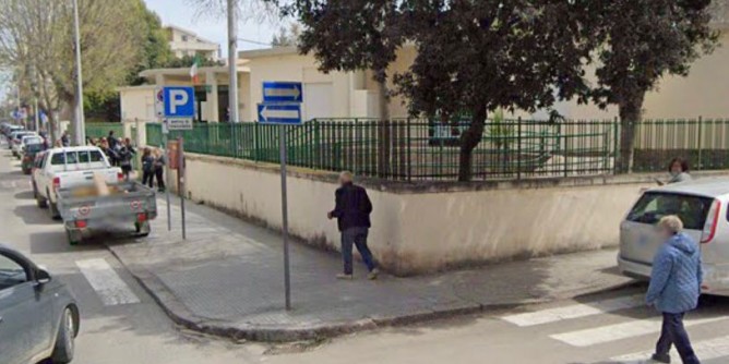 Lite tra mamme all’uscita da scuola