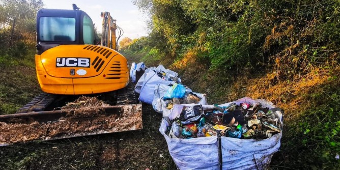 Bonifica a Sant’Efis, ripuliti canali. Appello Montis: denunciate incivili