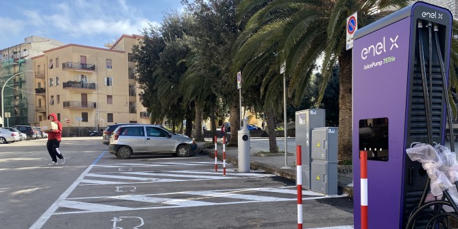 Alghero sempre più <i>Smart City</i>. 27 colonnine, 54 punti di ricarica
