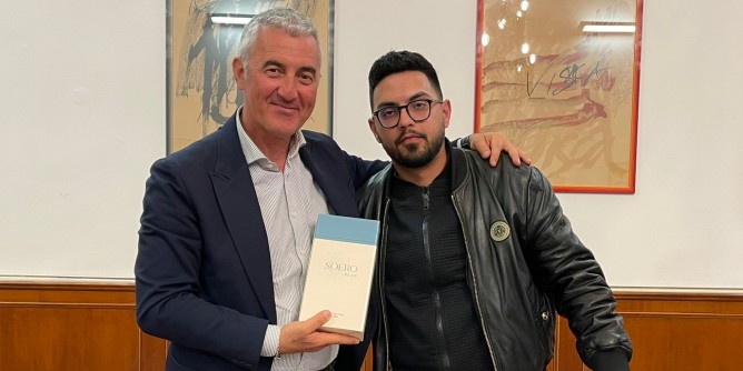 Dario Olmeo presenta il Gin <i>Soero</i> al sindaco di Alghero