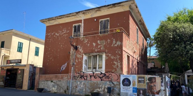 «Piazza Sulis, immobile fatiscente»