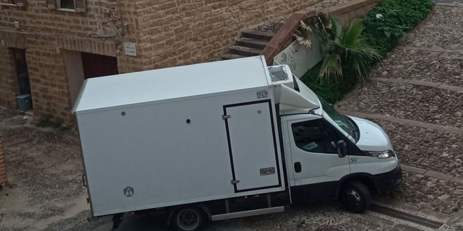 Camion frigo s´incastra in salita sul bastione
