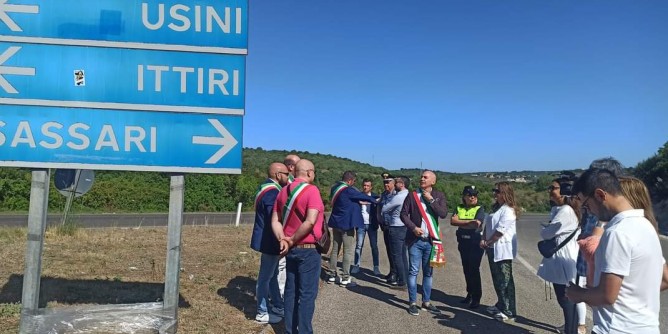 Tissi incrocio pericoloso: sit-in dei sindaci