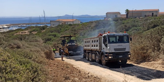 Asfalto sulla strada per il Porto Marina a Stintino