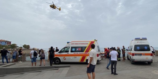 Disperato lascia i cani e si lancia dai Bastioni