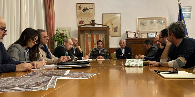 Tutti al lavoro per il <i>Cap d´Any</i>. In Piazzale della Pace si monta