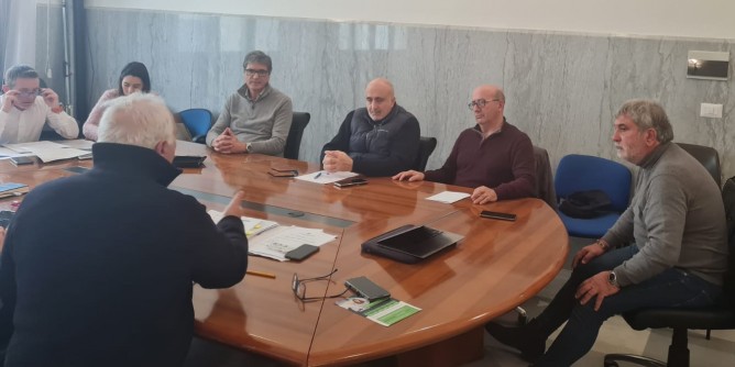 «Caro-<i>autobotte</i>, riunione inutile»