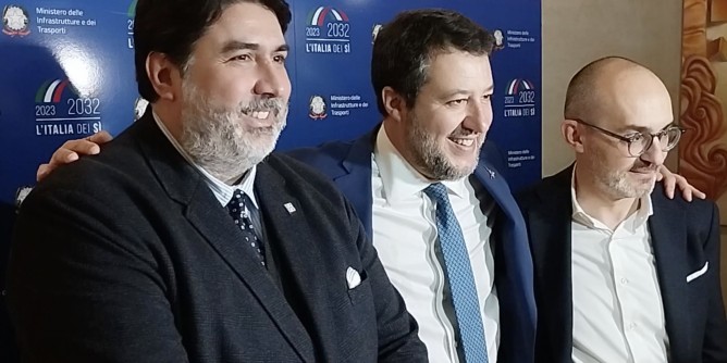 Il Ministro Salvini <i>abbraccia</i> Truzzu e Solinas