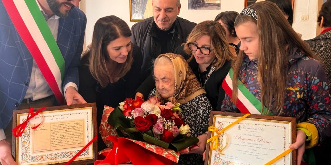 Uri in festa per i 100 anni di <i>zia</i> Domenica
