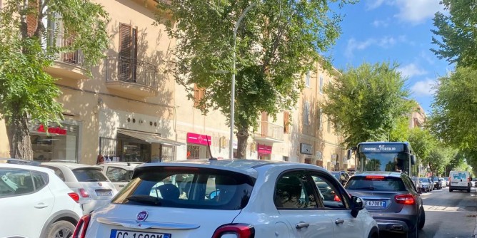 Traffico in <i>tilt</i> nel centro di Alghero