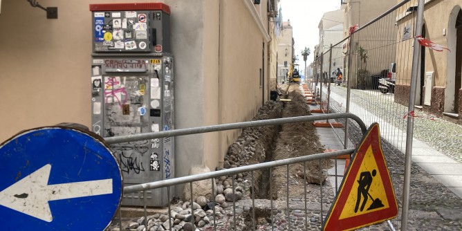 «Ciottolato sbagliato: deturpato Centro storico»