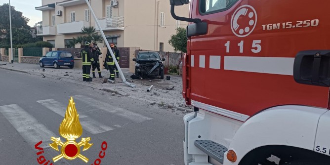 All´alba sbatte contro un palo in via Don Minzoni