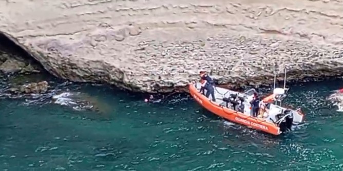 Parapendista cade in mare a Balai