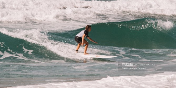 Girl Surf Power tra le onde di Porto Ferro