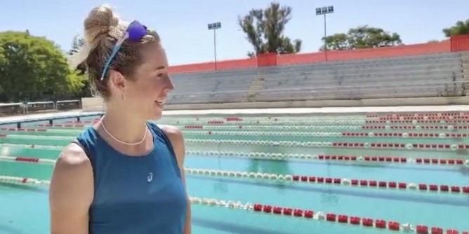 La <b>piscina</b> apre con i campioni del Triathlon
