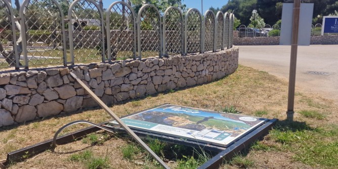 «Capo Caccia merita rispetto, rimuovere il cartello»