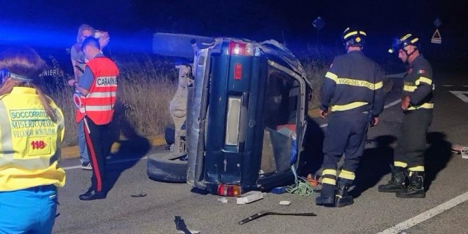 Auto sbanda e si ribalta sull´Alghero Bosa