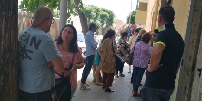Dall´alba in piedi per una carta d´identità