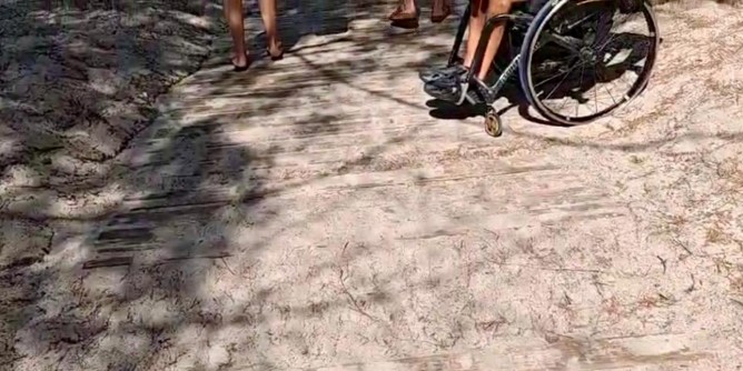 Spiaggia vietata per carrozzine e disabili: video