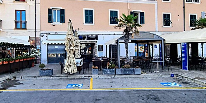 Ad Alghero <i>arretrano</i> i tavolini