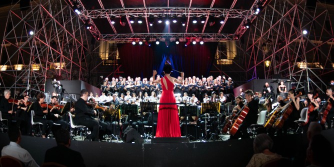 Ovazione per i Carmina Burana in Piazza d´Italia