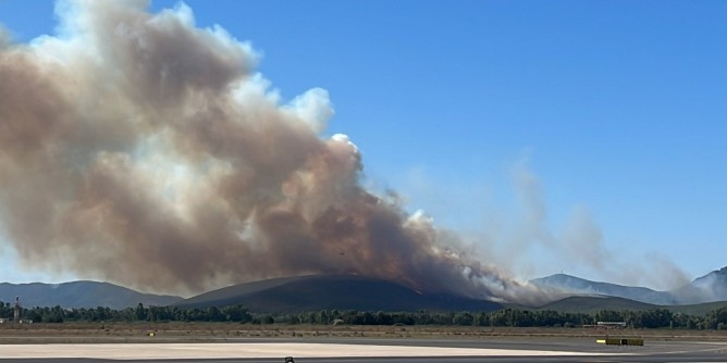 Incendio nellŽagro di Alghero, problemi in aeroporto