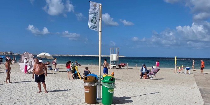 Isole ecologiche in spiaggia ad Alghero