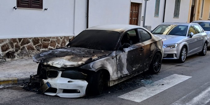 <i>Bmw</i> divorata dalle fiamme
