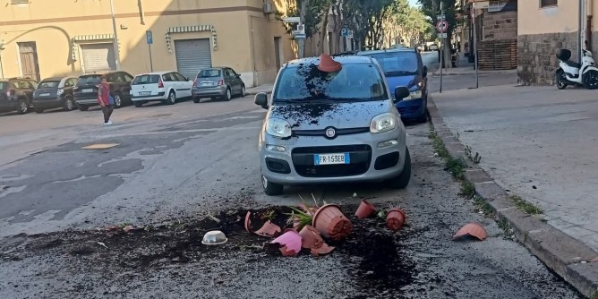 Via Tarragona: volano le piante dal balcone