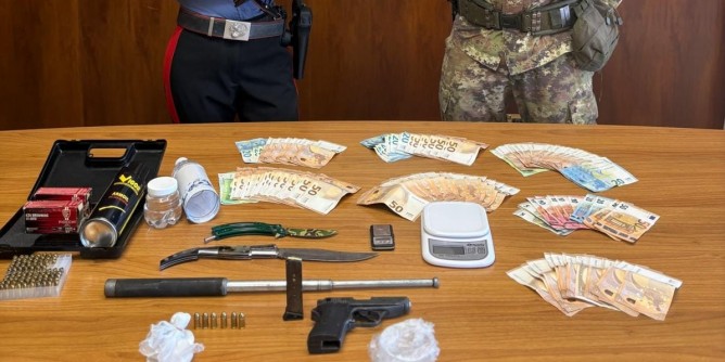 Armi, ordigni, coca e contanti: blitz alla periferia di Alghero