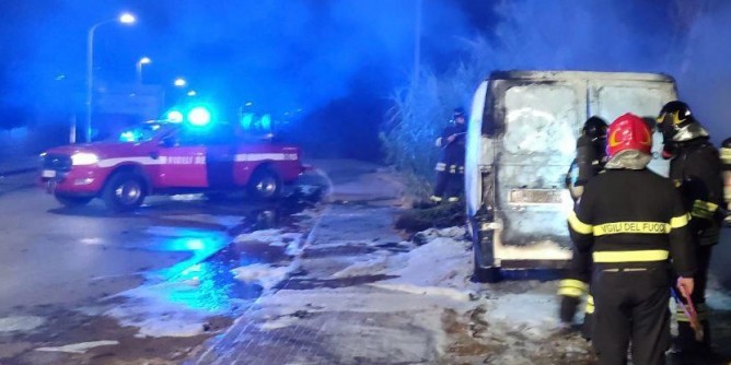Furgone in fiamme ad Alghero