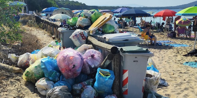 Alghero: bagnanti tra i rifiuti di Ferragosto