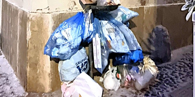 Micro-discarica in Vicolo Bertolotti