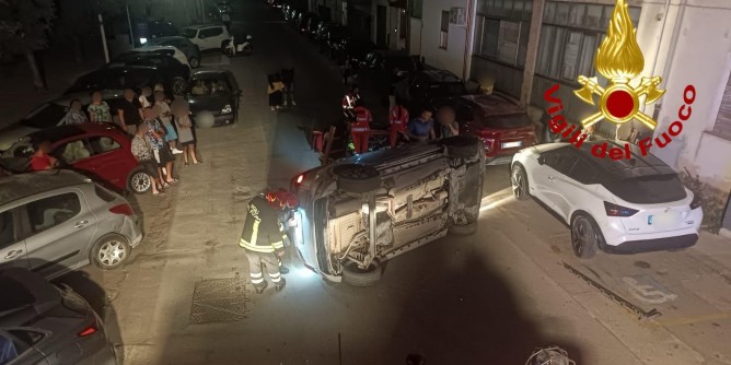 Si ribalta e resta intrappolata in auto nella notte