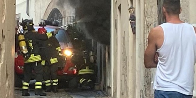 Scoppia la cabina elettrica in centro, evacuato edificio