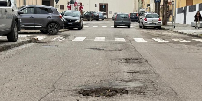 Cratere in <i>Via SantAgostino</i>: pericolo