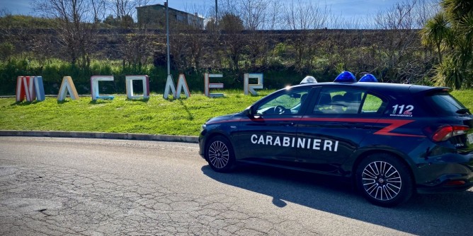 Rompe il vetro di sei auto: arrestato a Macomer