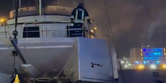 Isola Bianca, catamarano a fuoco