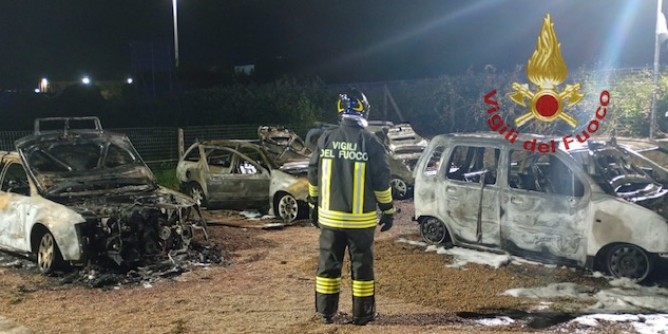 Incendio in concessionaria: 9 auto a fuoco