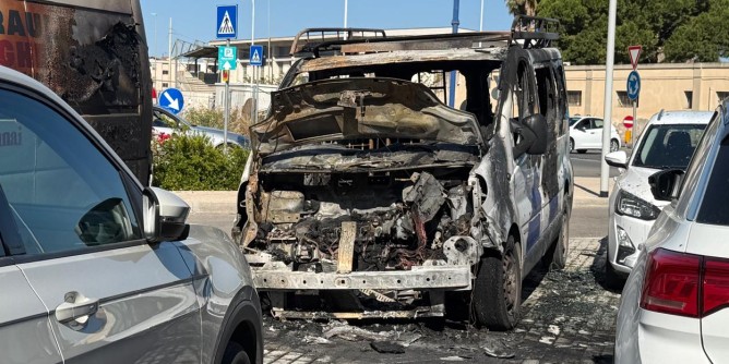 Notte di fuoco ad Alghero: distrutti furgoni e auto