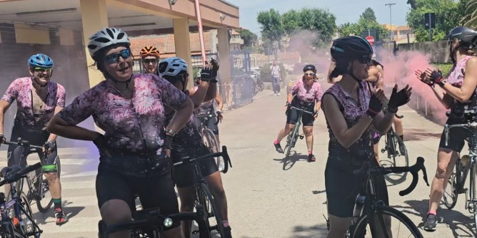 Pink Flamingos, in bici per vivere alla malattia