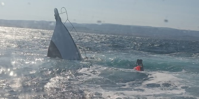 Barca di 9 metri affonda a Punta Negra