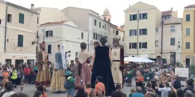 <i>Gegants</i> per le strade di Alghero
