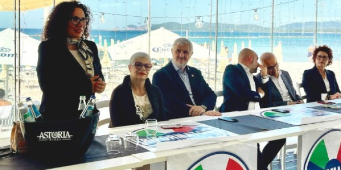 «Rimpasto infinito e città ferma»