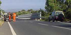Incendio sulla strada che conduce all’aeroporto di Alghero. Distrutti centinaia di metri di macchia mediterranea