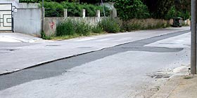 Cede il nuovo asfalto in via Liguria