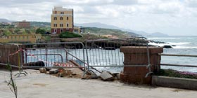 Auto fuoristrada sul Lungomare Dante