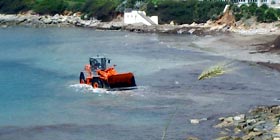 Punta Negra, con la ruspa per riprendersi la sabbia dal mare