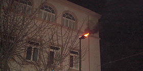 Prende fuoco un palo della luce. Tanto spavento e niente più